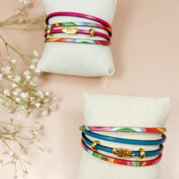bracelets coloré multirang en cuir rose fuchsia ou bleu avec plume dorée
