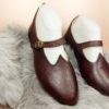 chaussures médiévales pour femme en cuir marron