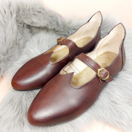 chaussures médiévales pour femme en cuir marron