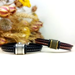 vue de face 2 bracelets en cuirs noir et marron avec passant argenté ou bronze
