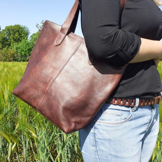 sac cabas marron foncé en cuir d'agneau porté épaule pour femme