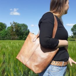 femme avec sac cabas en cuir couleur naturelle porté épaule