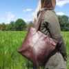 sac marron en cuir tote-bag porté épaule