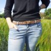 ceinture maillons cuir beige largeur intermédiaire portée sur un pantalon