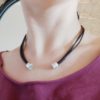 collier en cuir 3 rangs près du cou sur une femme fermoir ouvert