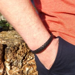 bracelet cuir noir porté au poignet d'un homme