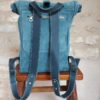 sac à dos en daim bleu vu de dos avec larges bretelles et zip arrière