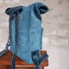 sac à dos en daim bleu vu de 3/4 arrière