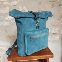 grand sac à dos en daim bleu avec compartiment zippé devant
