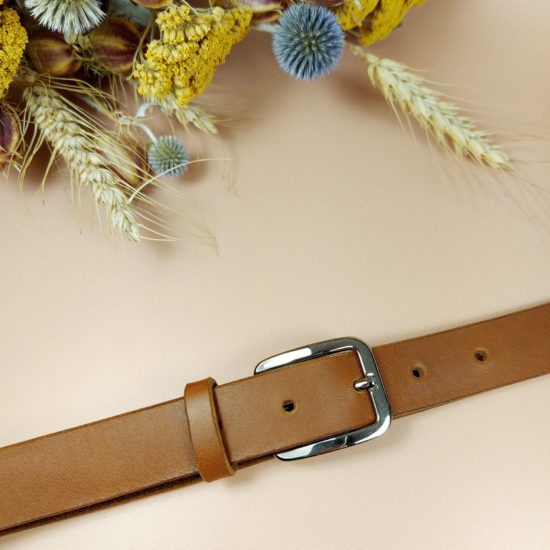 ceinture en cuir marron clair avec boucle carrée argentée