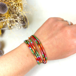 bracelet multicolore rose vert orange porté au poignet 5 lanières