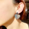 boucles d'oreilles portées par une femme en forme de cœur cuir bleu brillant