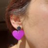 boucles d'oreilles en cuir rose fuchsia métallisé forme cœur