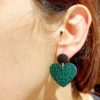 boucles d'oreilles en cuir vert foncé grainé forme cœur
