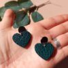 boucles d'oreilles en cuir vert foncé grainé forme cœur