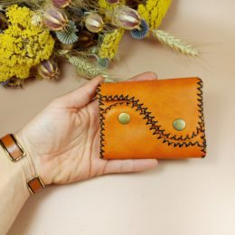 porte-monnaie porte-cartes en cuir orange avec couture noire
