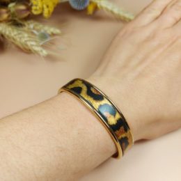 bracelet manchette jonc doré cuir imitation panthère léopard sur poignet femme