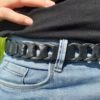 ceinture maillons cuir noir largeur intermédiaire sur passant de pantalon