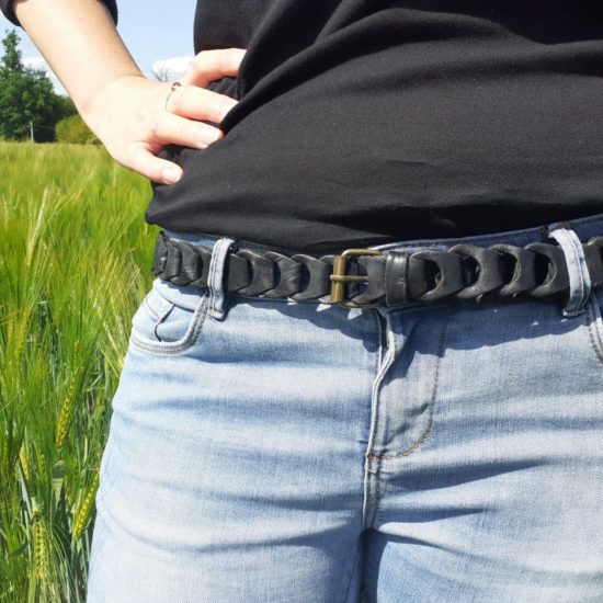 ceinture maillons cuir noir largeur intermédiaire porté sur un pantalon