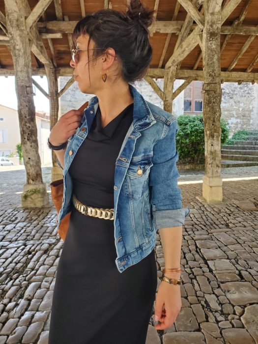 ceinture maillons pour femme en cuir doré portée sur robe