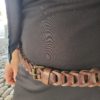 ceinture maillons en cuir marron pour femme portée sur robe