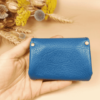 porte-monnaie à soufflet en cuir bleu cobalt avec 3 compartiments vu de dos