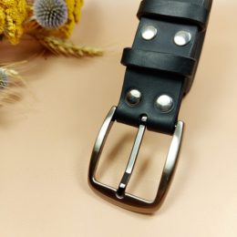 ceinture artisanale noire en cuir enroulée sur elle-même