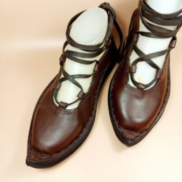chaussures médiévales en cuir marron à bout pointu pour femme