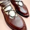 chaussures médiévales en cuir marron pour femme à bout pointu avec lacet