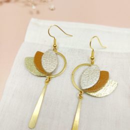 Boucles d'oreilles pendantes en cuir forme lotus tons dorés