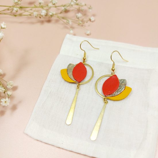 Boucles d'oreilles pendantes en cuir jaune orangé doré forme lotus