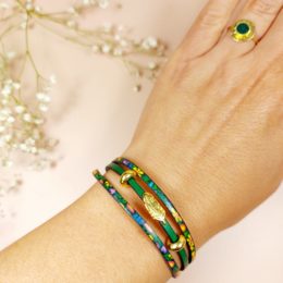 bracelets 3 lanières vert seventies avec plume dorée