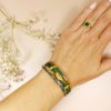 bracelets 3 lanières vert seventies avec plume dorée