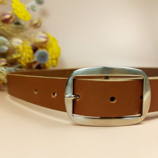 ceinture en cuir camel attachée avec boucle double argentée