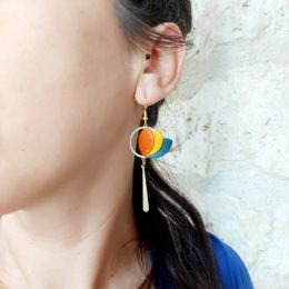 boucles d'oreilles pendantes en cuir en forme de lotus avec 3 pétales de cuir orange jaune et bleu canard en forme de lotus