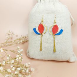 boucles d'oreilles pendantes forme lotus en cuir bleu blanc rouge