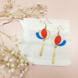 boucles d'oreilles pendantes forme lotus en cuir bleu blanc rouge