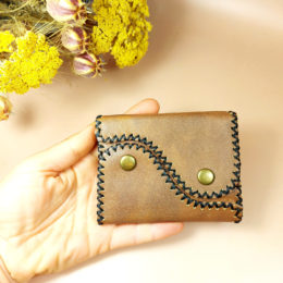 porte-monnaie porte-cartes en cuir marron clair coutures noires faite à la main