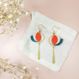 boucles d'oreilles colorées pendantes en cuir portées par une femme