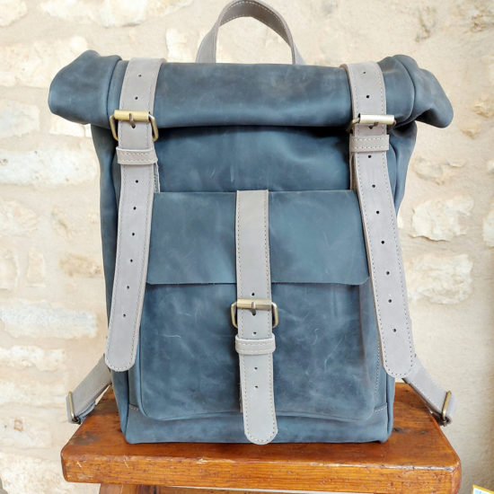 sac à dos artisanal en cuir rolltop gris bleu