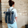 sac à dos artisanal en cuir rolltop gris bleu porté par une femme