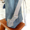 bretelles réglables sur sac à dos artisanal en cuir bleu gris