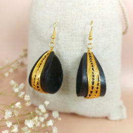 Boucles d'oreilles pendantes en cuir noir modèle Cléopâtre