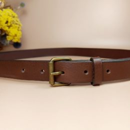 ceinture artisanale fine en cuir marron foncé avec boucle rouleau