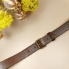 ceinture artisanale fine en cuir marron foncé avec boucle rouleau