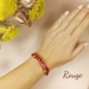 Bracelet 3 lanières de cuir camaïeu de rouge porté au poignet d'une femme