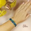 Bracelet 3 lanières de cuir camaïeu de bleu porté au poignet d'une femme