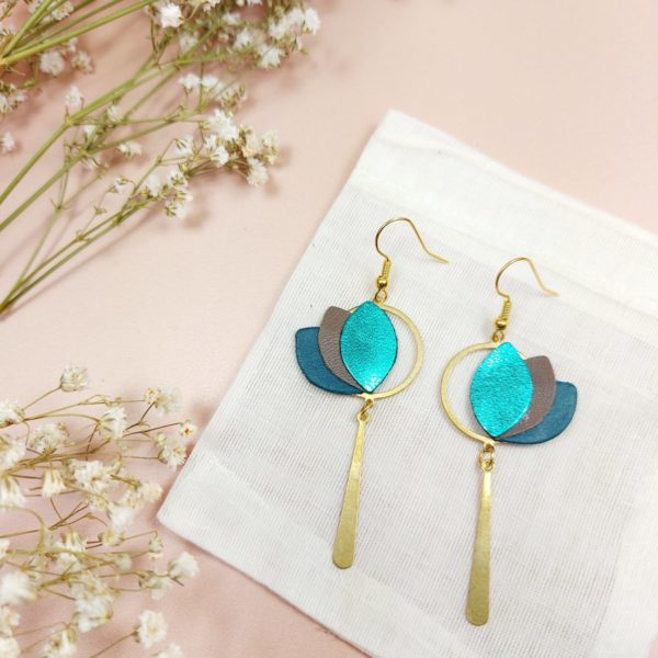 boucles d'oreilles en cuir upcyclé couleur bleu et taupe