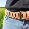 Ceinture large maillons beige en cuir portée sur un jean