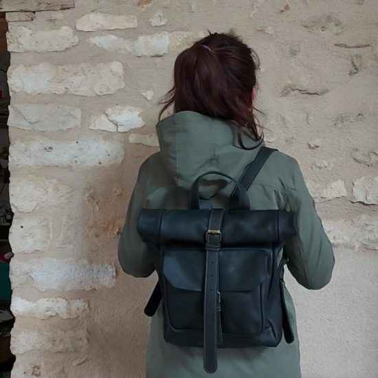 Sac à dos artisanal en cuir noir petit format